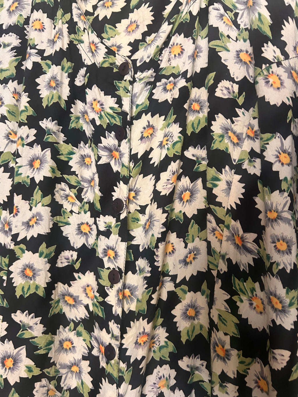 Lang blomstret kjole med knaplukning foran