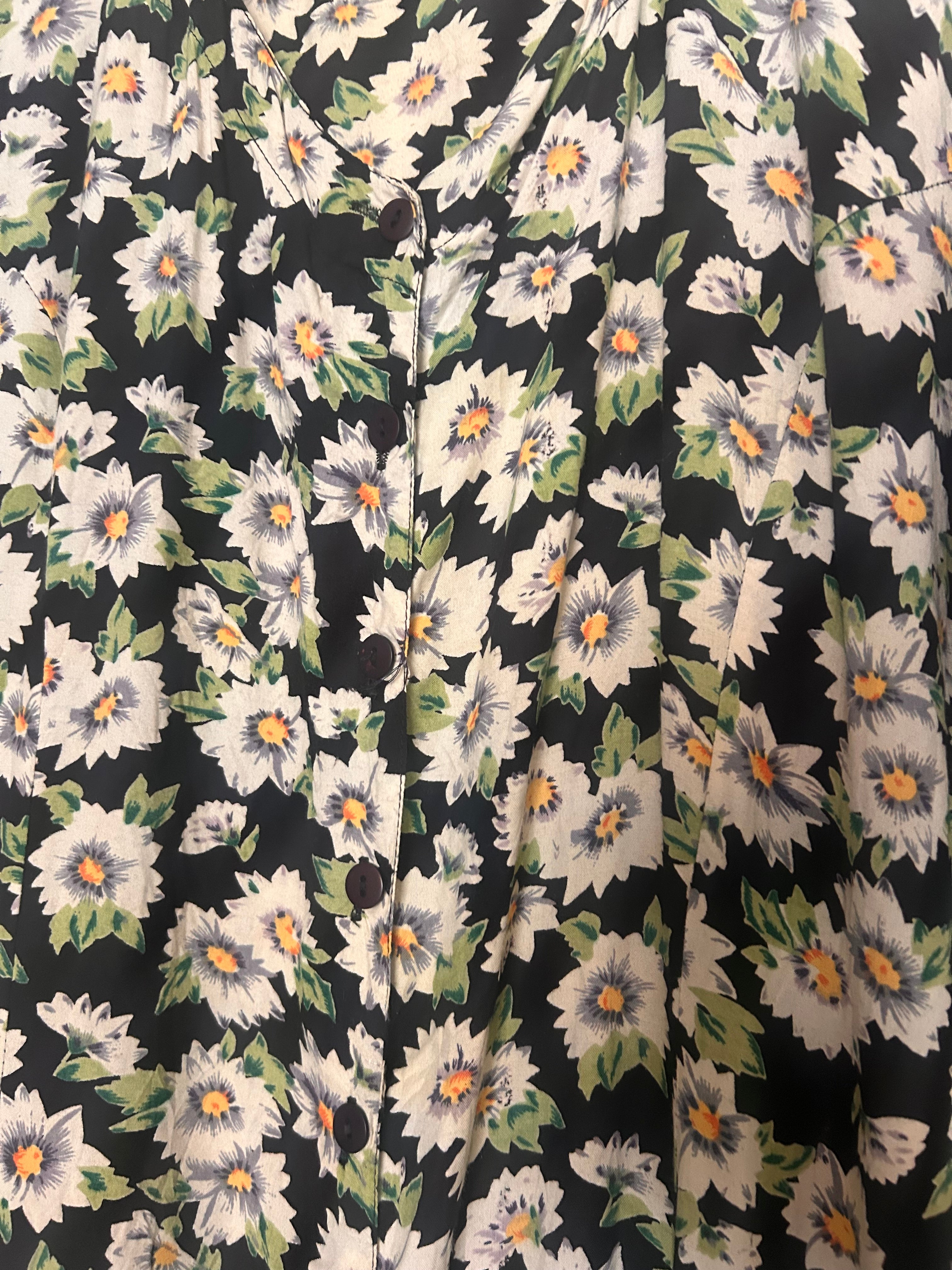 Lang blomstret kjole med knaplukning foran