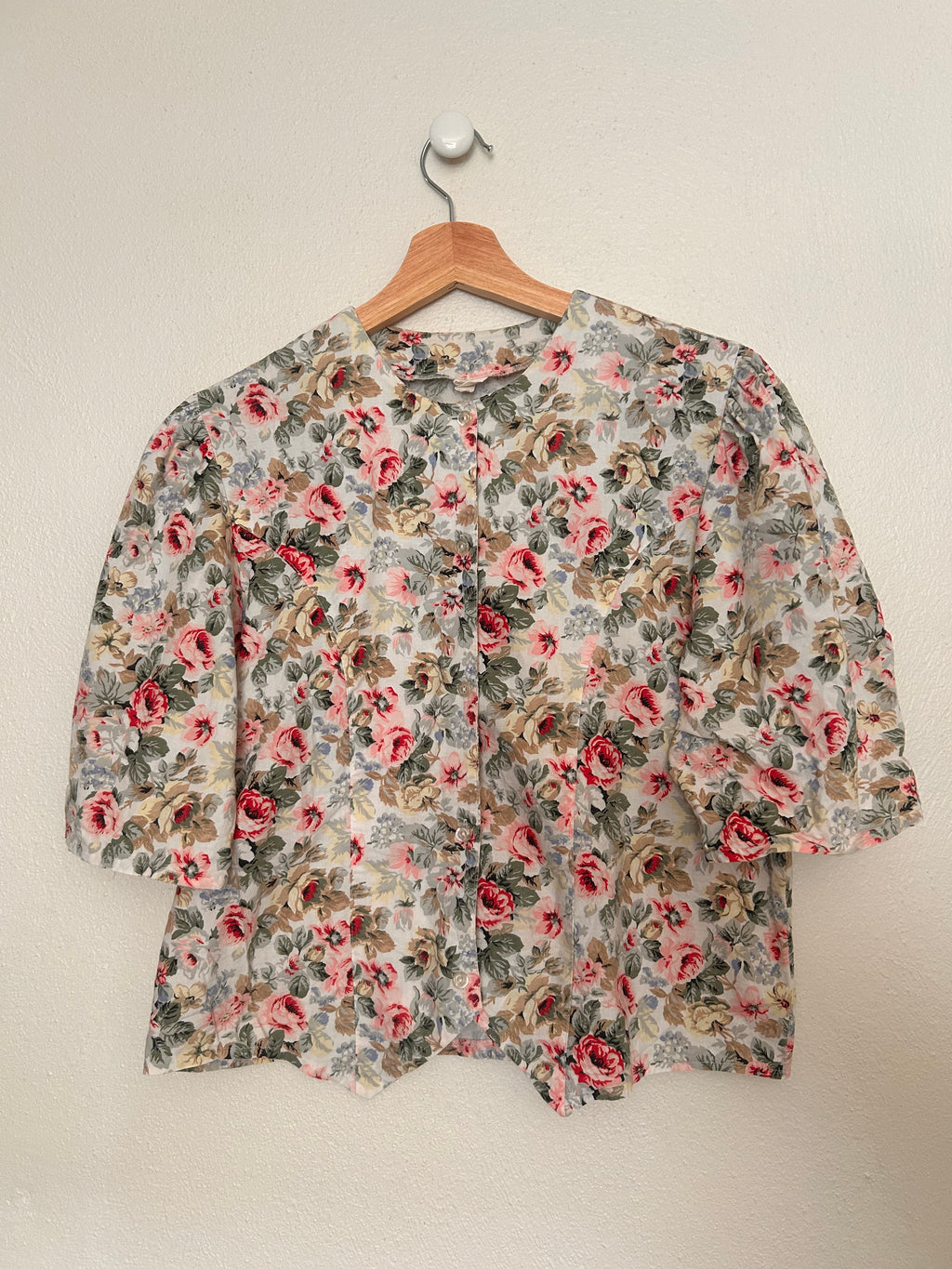Kort blomstret skjorte med knaplukning og korte ærmer
