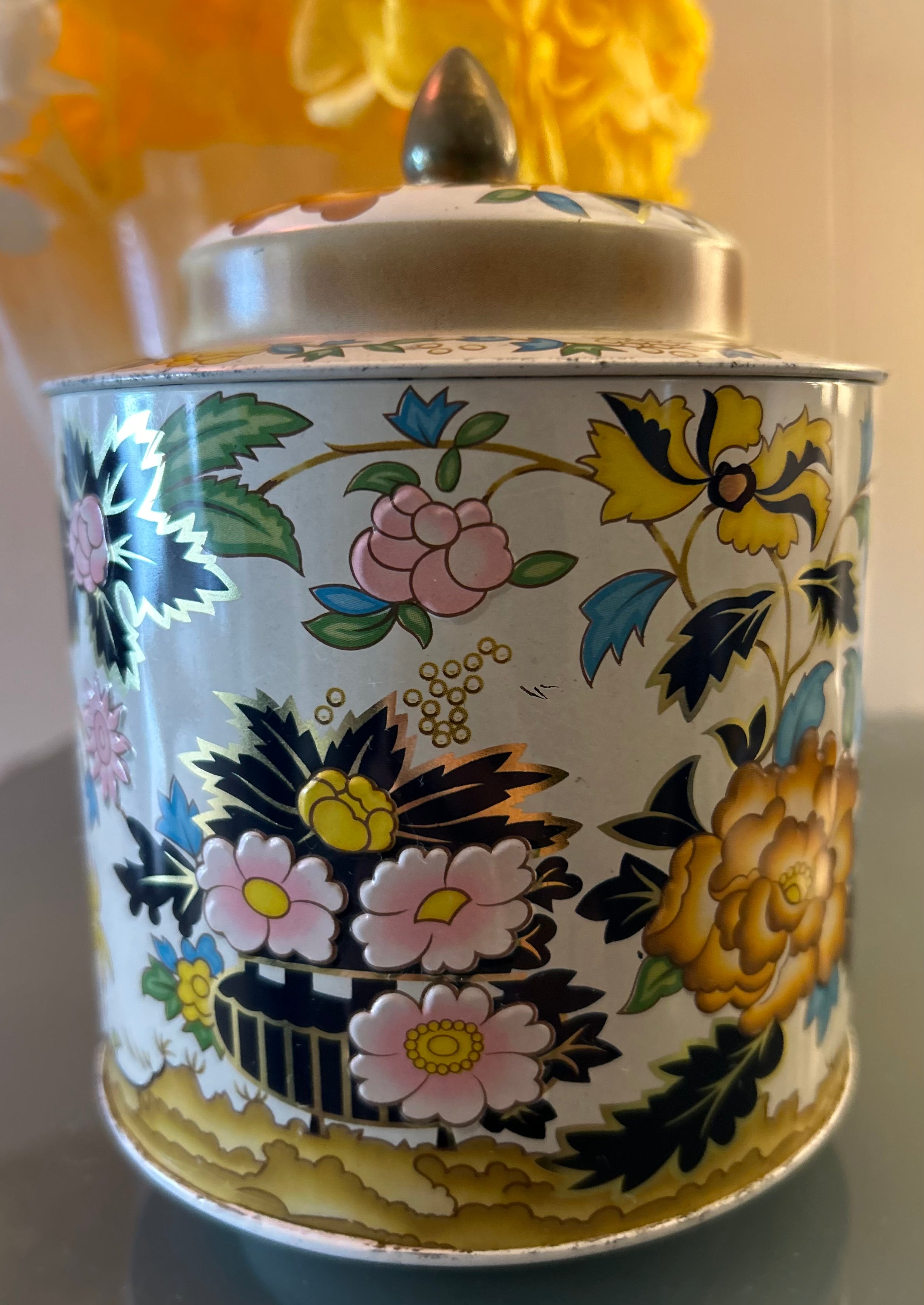 Dåse med blomstermotiver, hvid