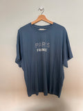 T-shirt med tekst “PARIS FRANCE”