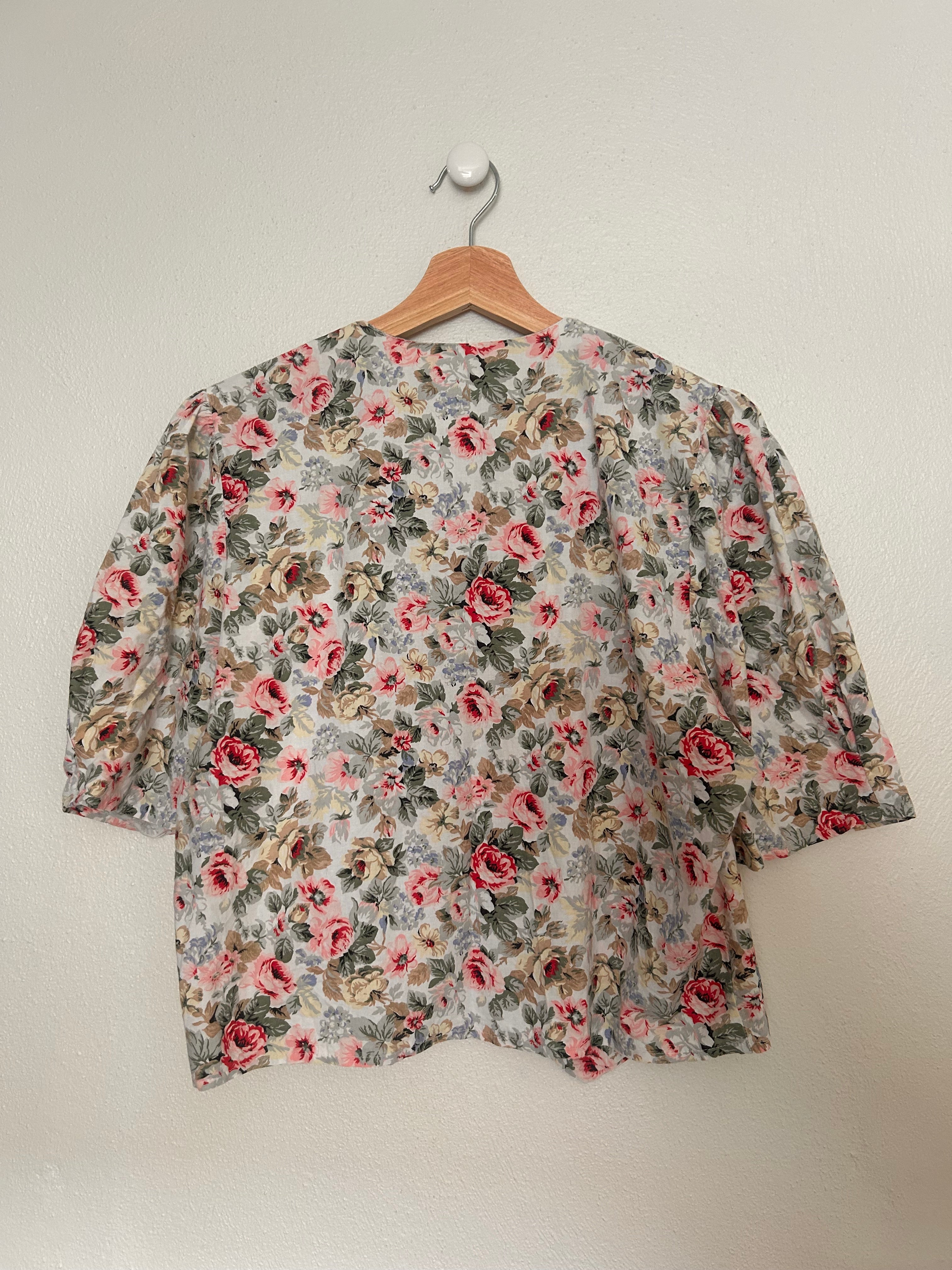 Kort blomstret skjorte med knaplukning og korte ærmer