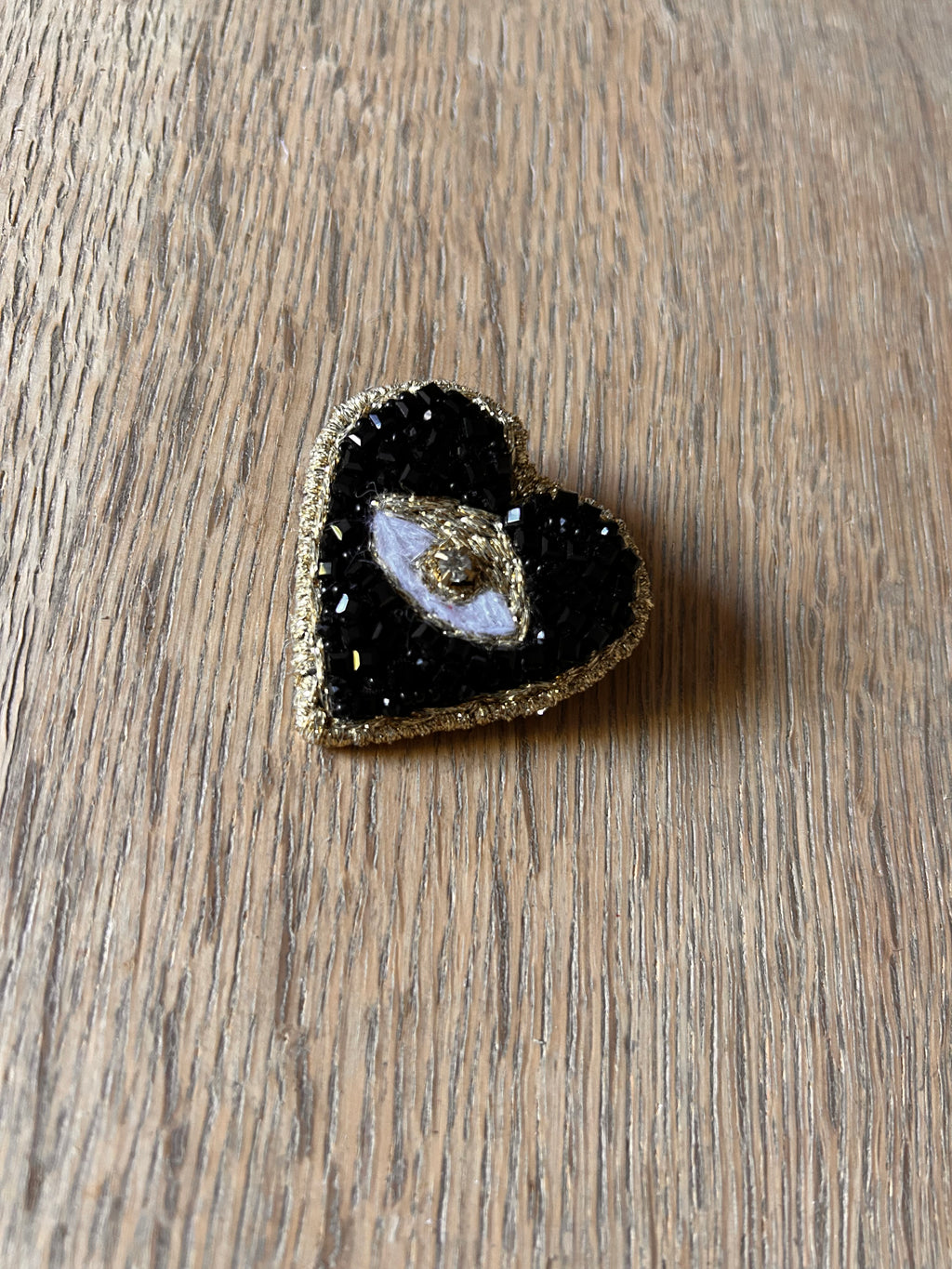 Moonchild Copenhagen broche, sort hjerte med øje, 5 cm