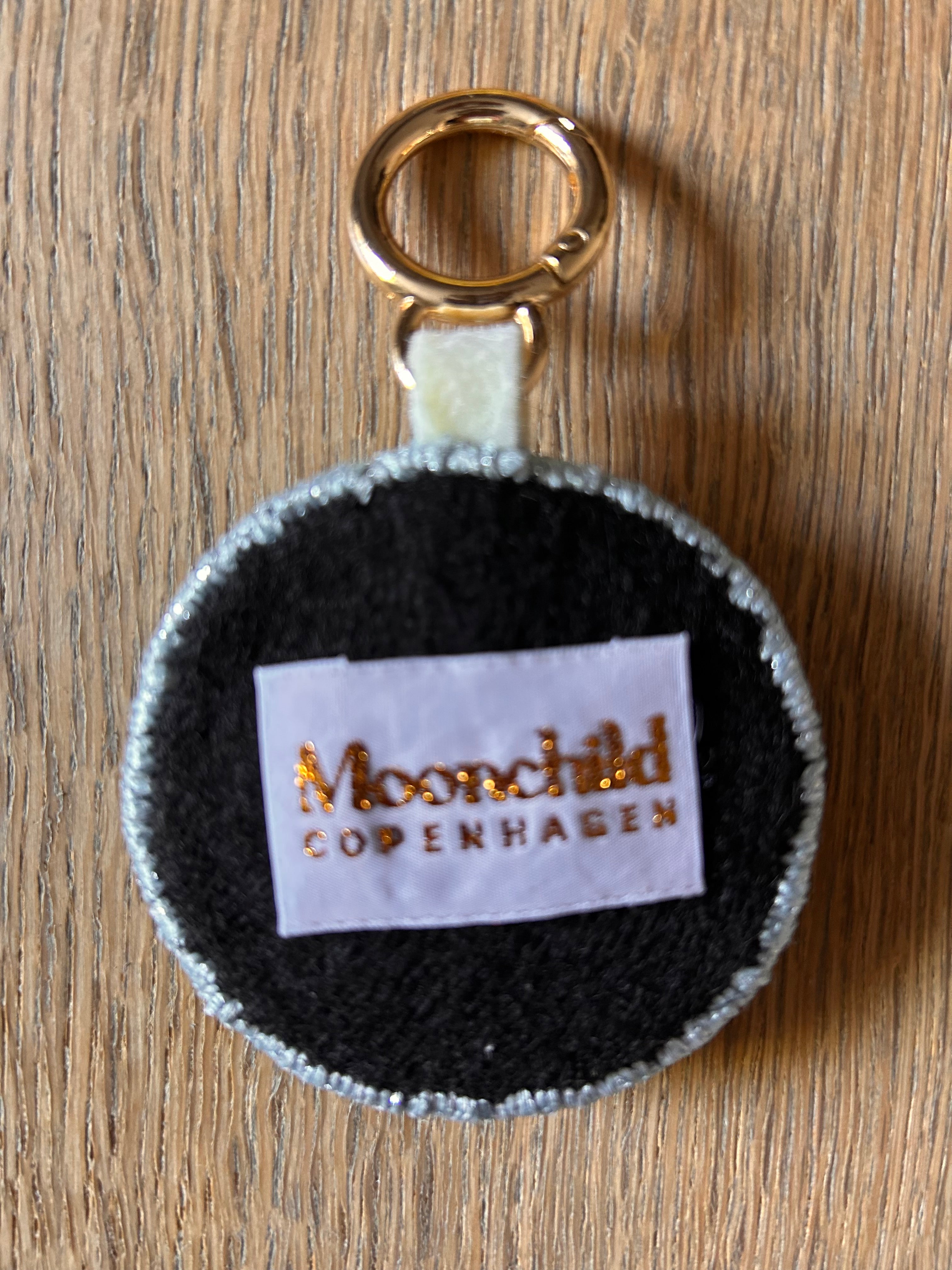 Moonchild Copenhagen nøglering, lyseblå yin yang, 7 cm