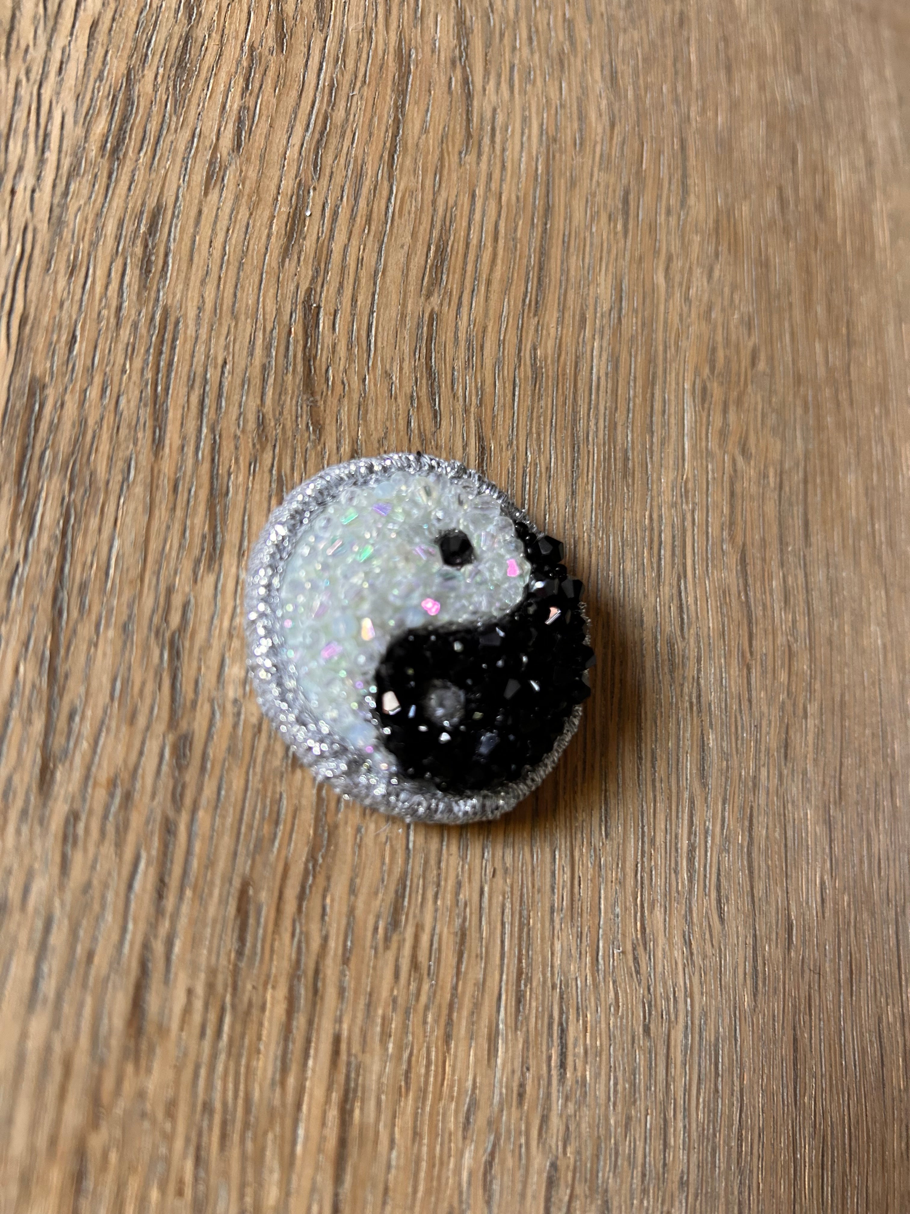 Moonchild Copenhagen lommecharm, mini yin yang, 4,5 cm