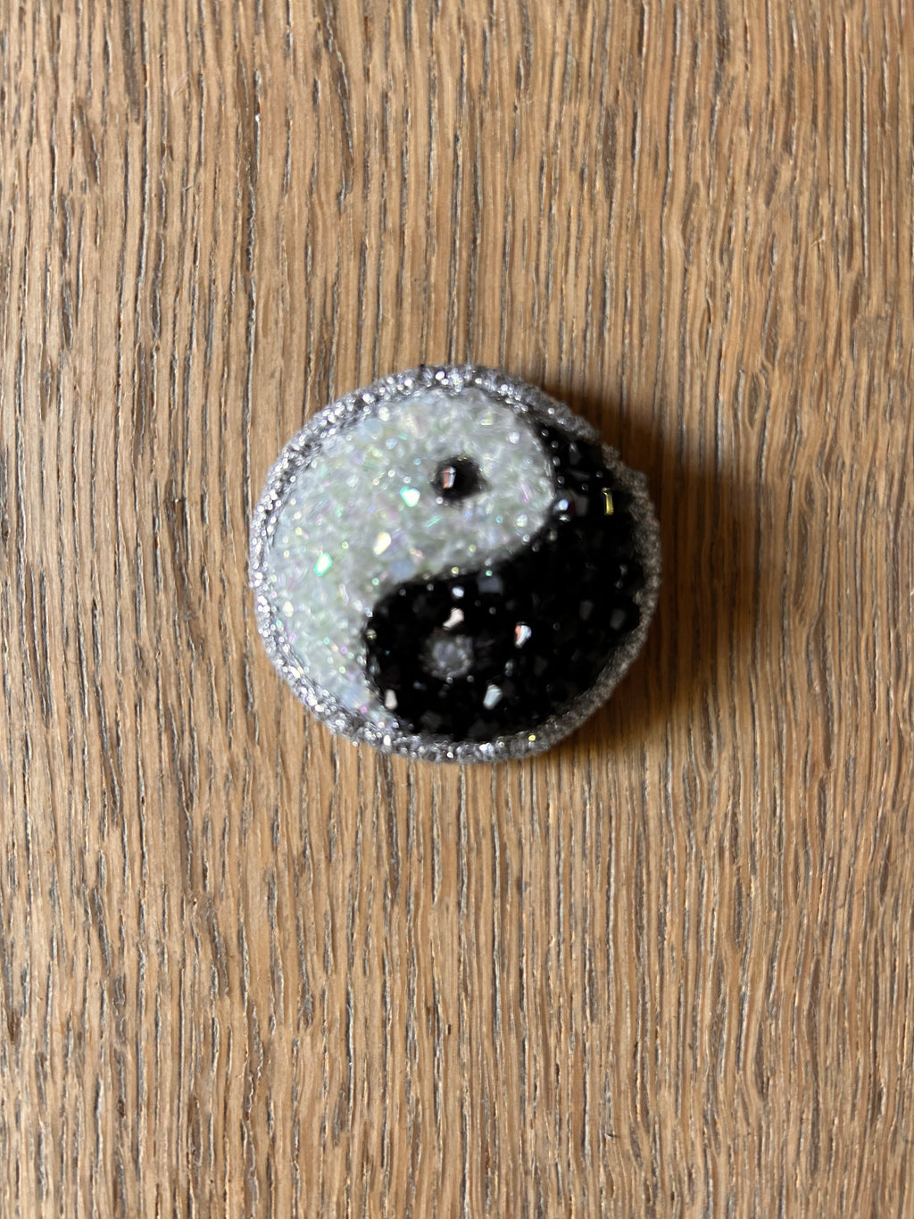 Moonchild Copenhagen lommecharm, mini yin yang, 4,5 cm