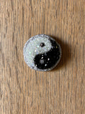 Moonchild Copenhagen lommecharm, mini yin yang, 4,5 cm