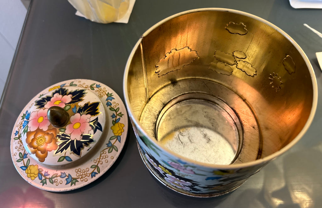 Dåse med blomstermotiver, hvid