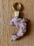 Moonchild Copenhagen nøglering, lilla delfin, 8 cm