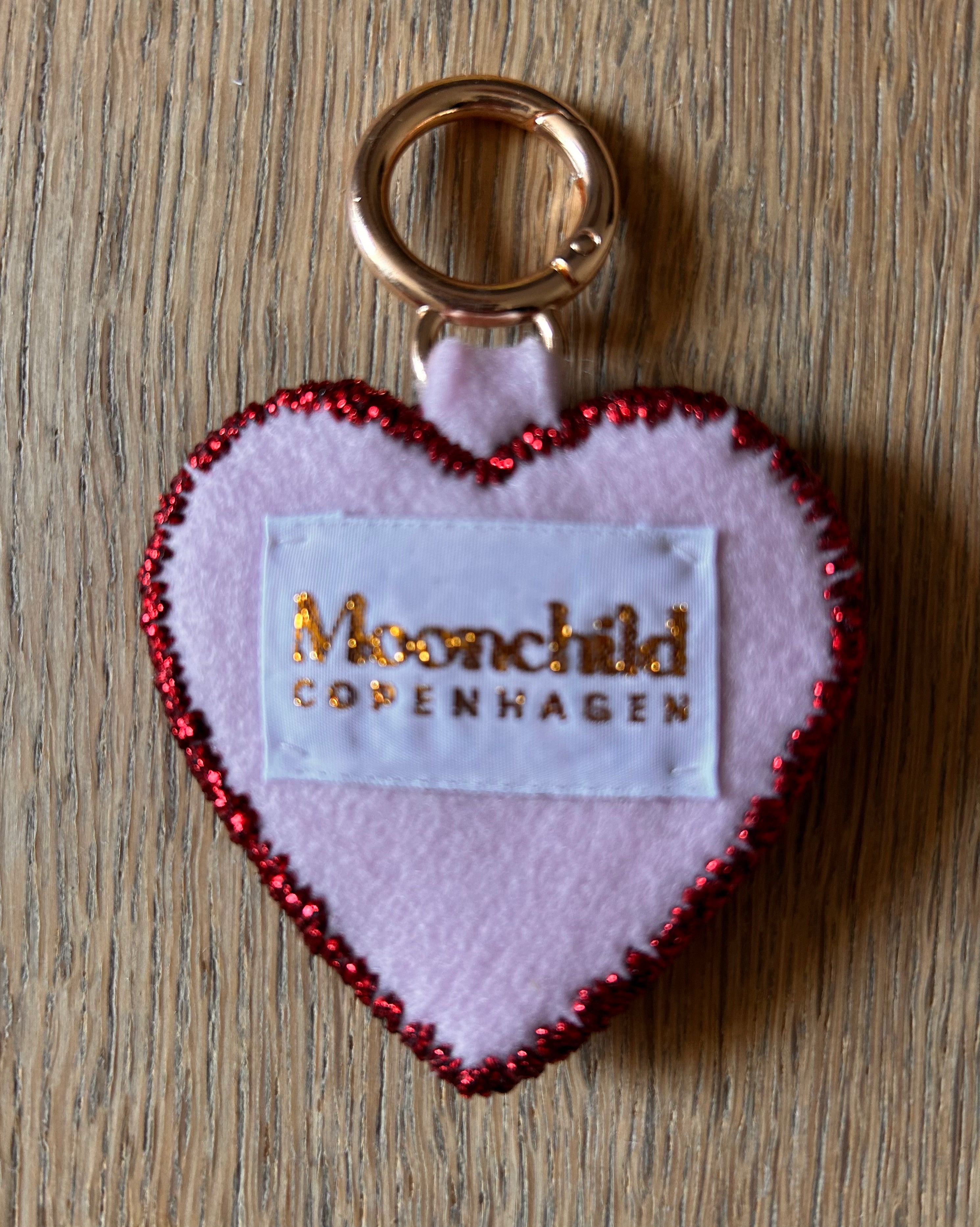Moonchild Copenhagen nøglering, hjerte med ‘MOR’ 7 cm