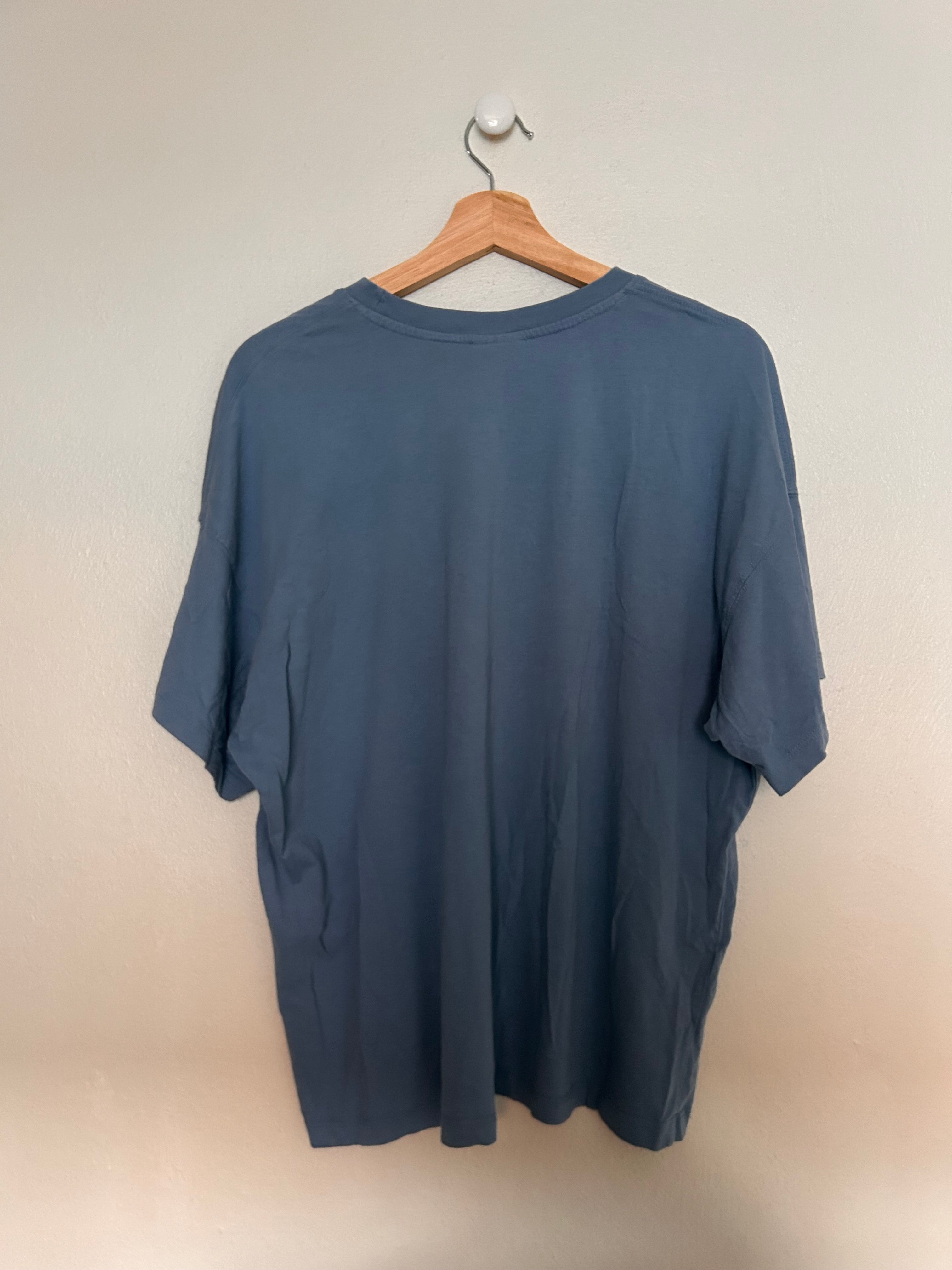 T-shirt med tekst “PARIS FRANCE”