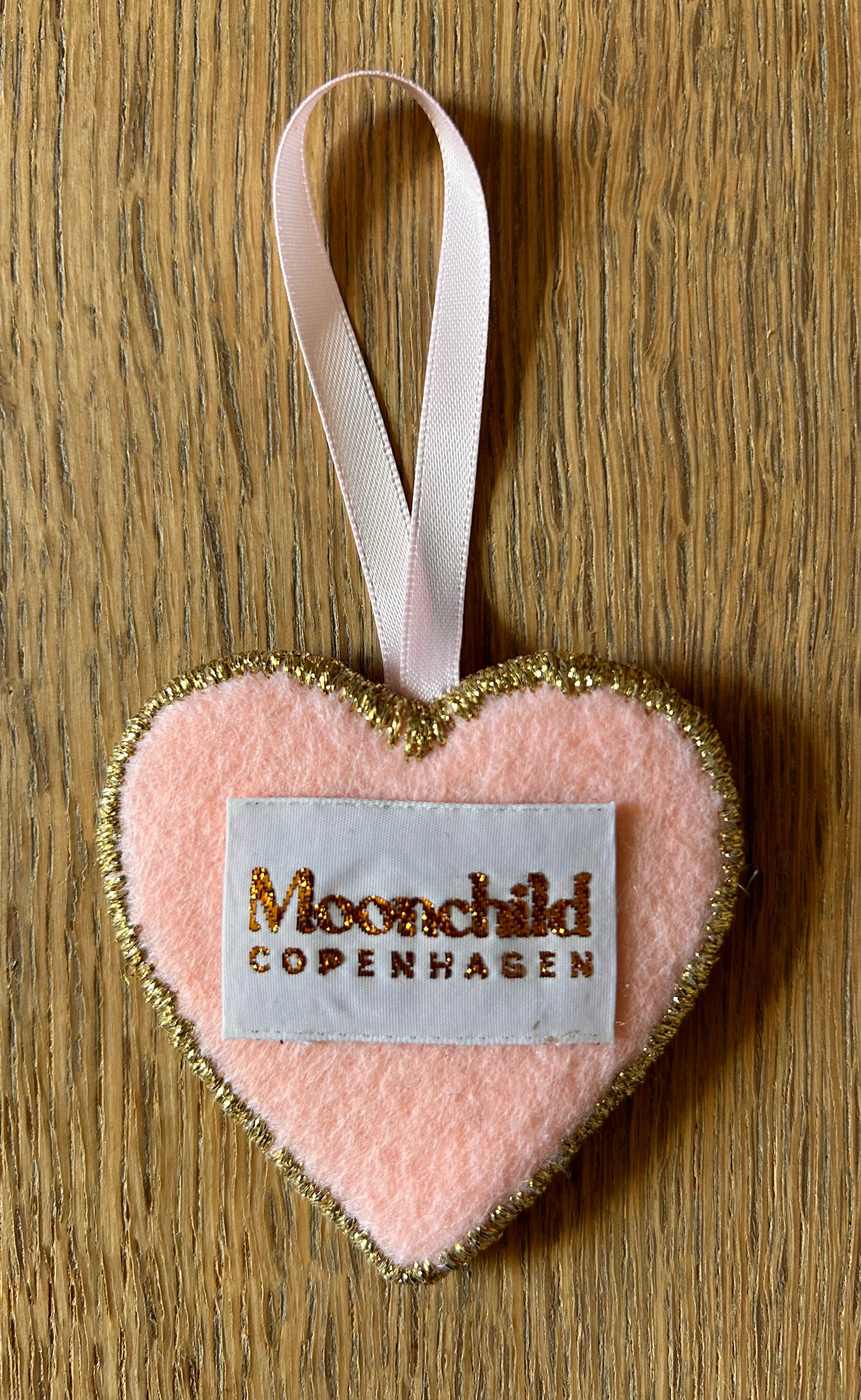 Moonchild Copenhagen pynt til ophæng, hjerte med ‘E’ i messing, 7 cm