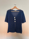 Strik T-cardigan med perlemorknapper
